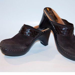 Nurture Twist Brown Suede Clogs